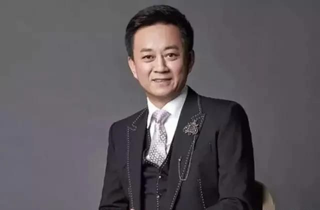 朱军跨界展现多元魅力，最新动态一览无遗