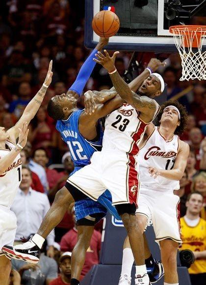 NBA季后赛热血激战，英雄荣耀时刻的赛场实录