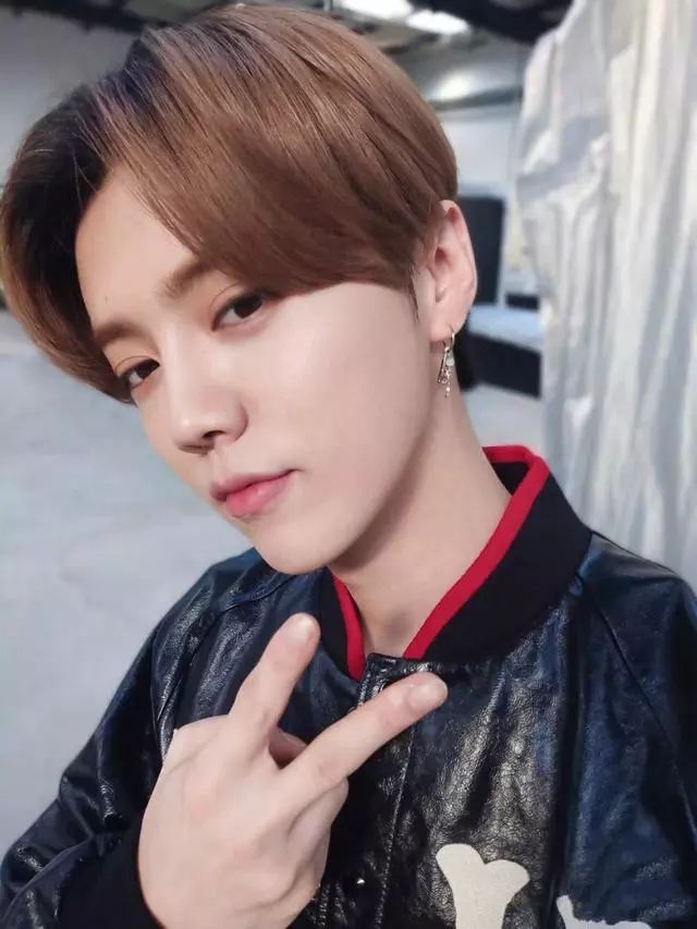 鹿晗微博更新，音乐影视双栖明星的最新动态