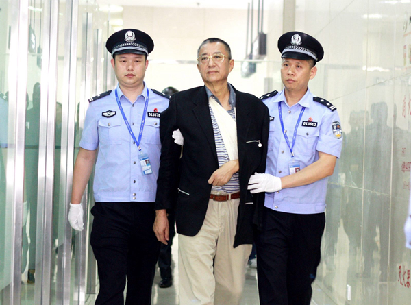 国外抓捕女犯实录，正义之光揭示黑暗角落