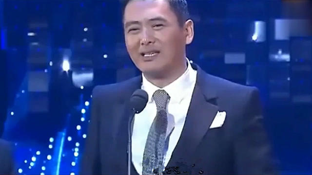 周润发颁奖盛典荣耀时刻，致敬传奇，最新视频揭晓！