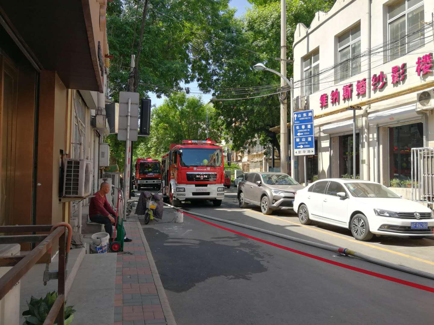 天津燃起热情之火，城市瞬间燃烧与温情守护的交织