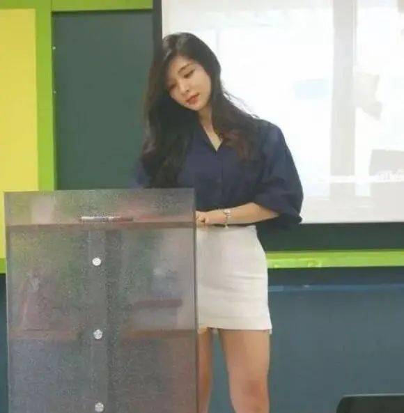 韩国电影中的女教师，超越现实的情感投射之旅