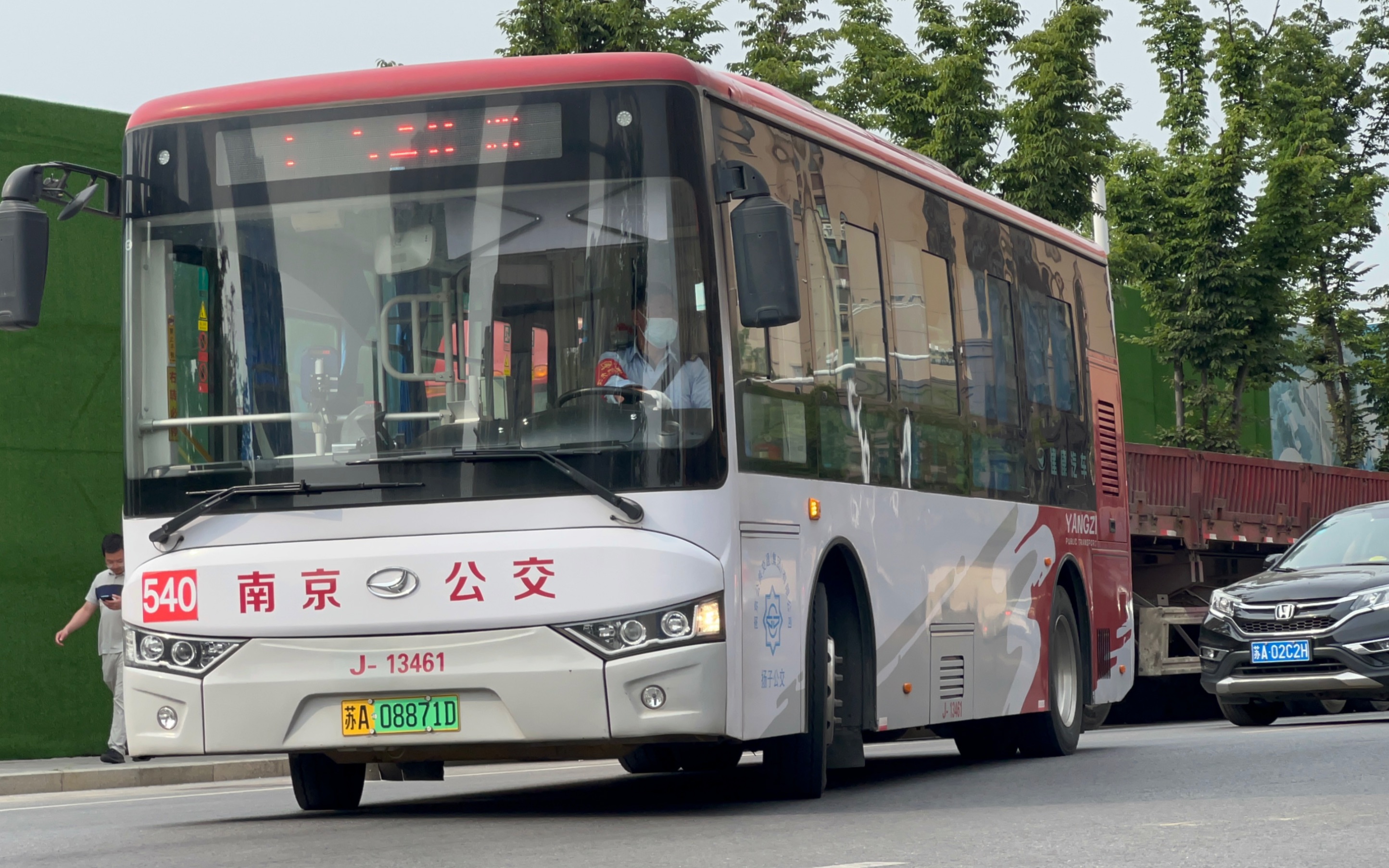 南京最新公交，城市流动的风景线